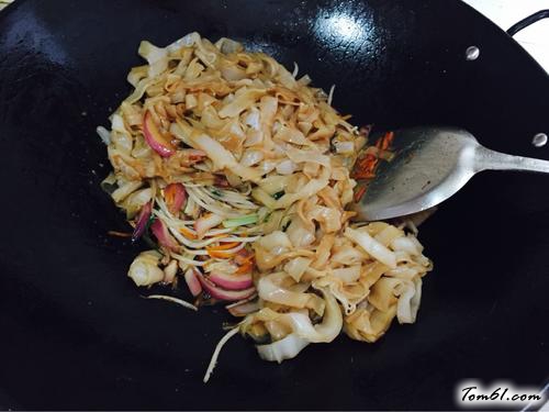 【肉丝蔬菜炒粿条】