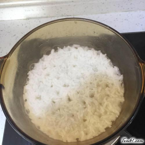 【香肠腊味煲仔饭】