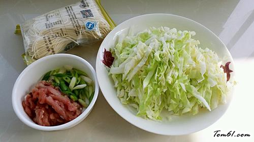 【肉丝卷心菜炒面】