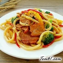 彩椒培根炒乌冬面的做法