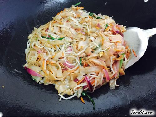 【肉丝蔬菜炒粿条】