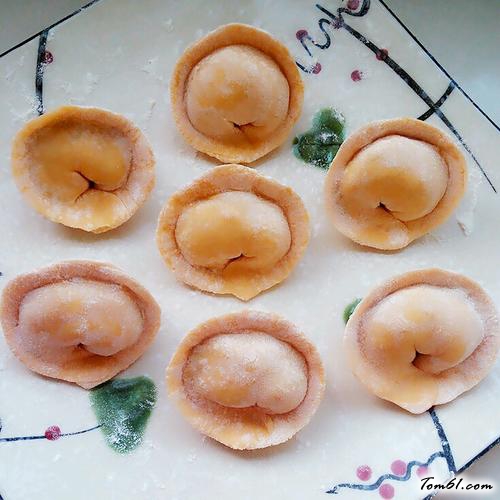 【胡萝卜皮猪肉芹菜水饺】