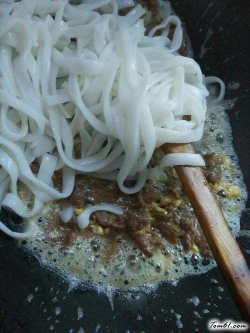 【牛肉炒河粉】