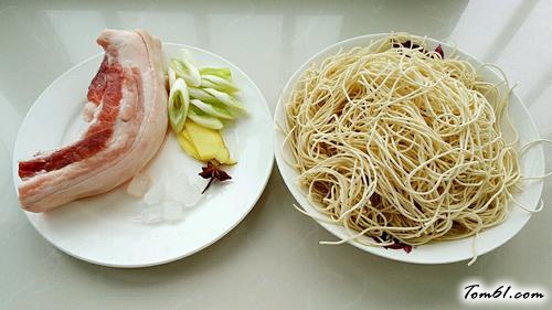 【红烧肉豆角焖面】
