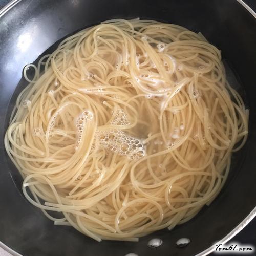 【黑椒牛柳炒意面】