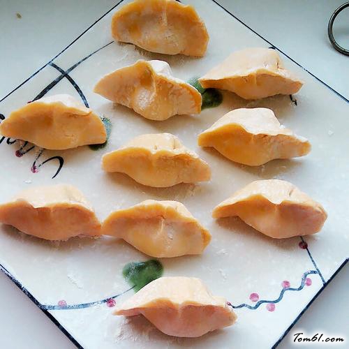 【胡萝卜皮猪肉芹菜水饺】