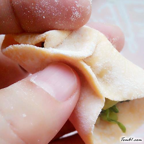 【胡萝卜皮猪肉芹菜水饺】