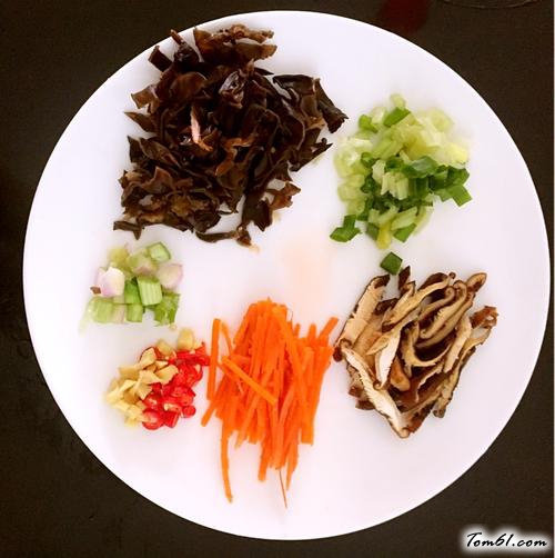 【滑鸡煲仔饭】