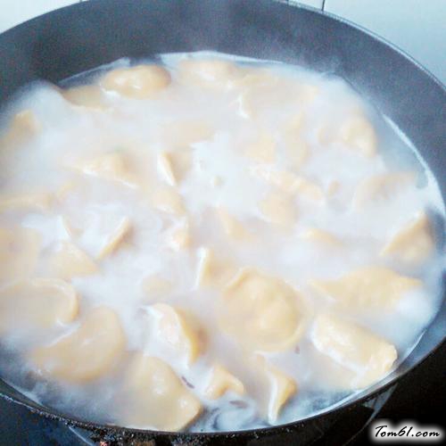 【胡萝卜皮猪肉芹菜水饺】