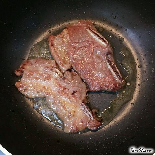 【香煎牛仔骨 】