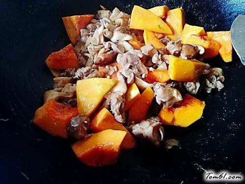 【南瓜冬菇鸡肉饭】