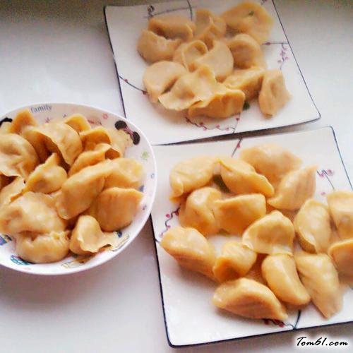 【胡萝卜皮猪肉芹菜水饺】