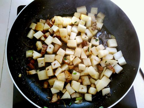【萝卜丁扣肉米饭】