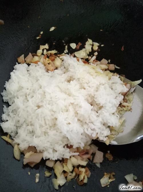 【麻香葡萄干海鲜炒饭】