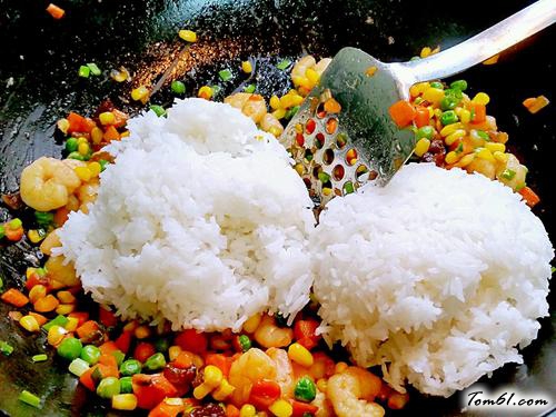 【虾仁彩蔬拌飯】