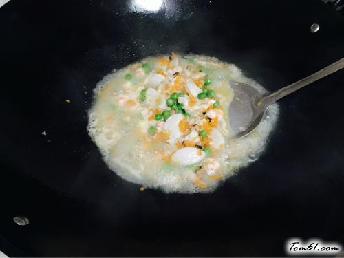 【南瓜盅海鲜饭】