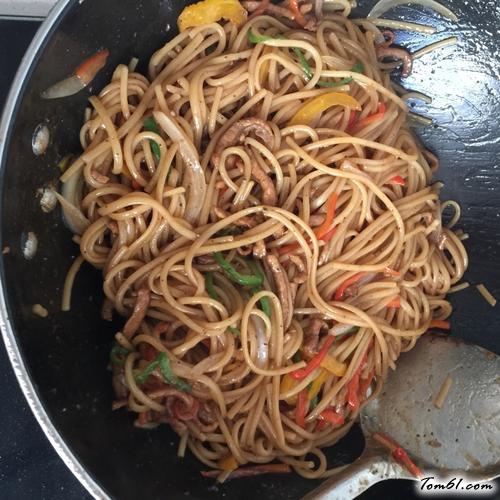 【黑椒牛柳炒意面】