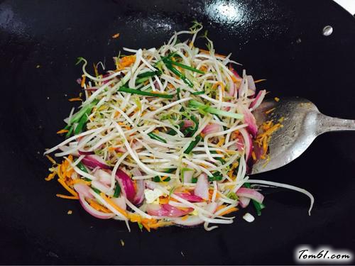 【肉丝蔬菜炒粿条】
