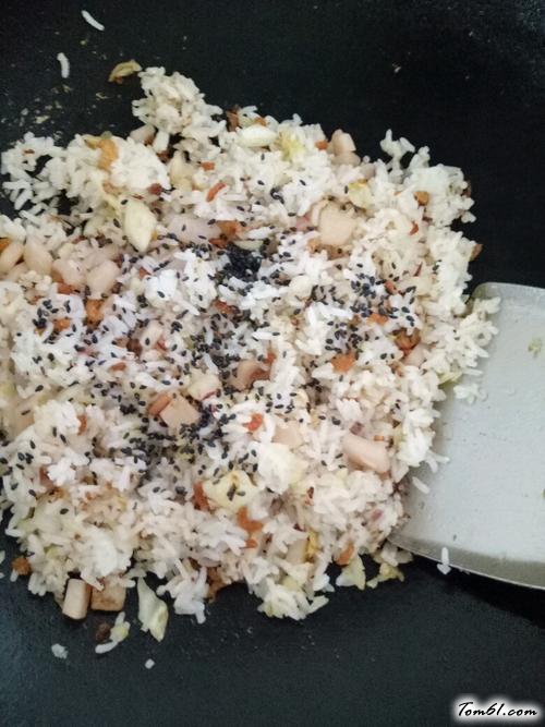 【麻香葡萄干海鲜炒饭】