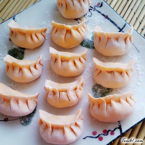 【胡萝卜皮猪肉芹菜水饺】