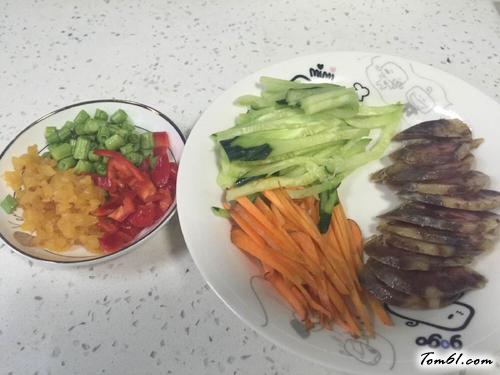 【香肠腊味煲仔饭】