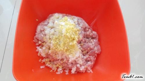 【猪肉酸菜馅包子】