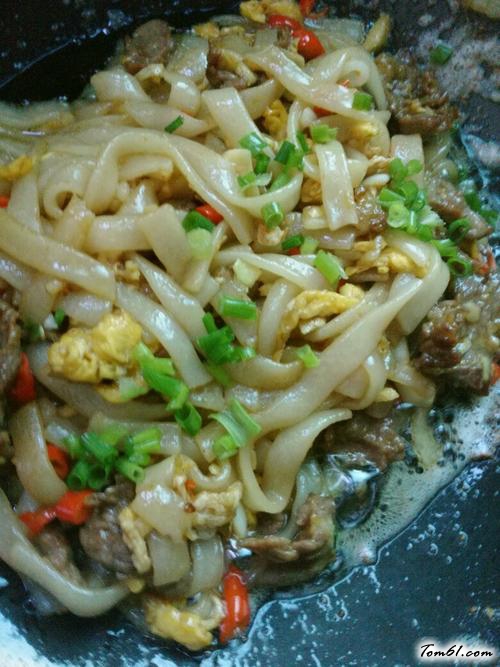 【牛肉炒河粉】