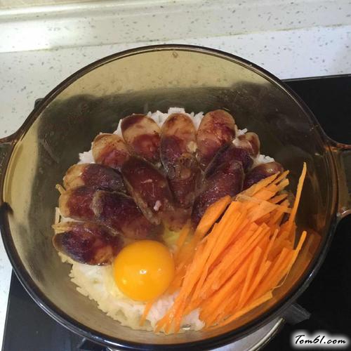 【香肠腊味煲仔饭】