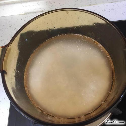 【香肠腊味煲仔饭】