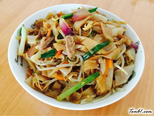 【肉丝蔬菜炒粿条】