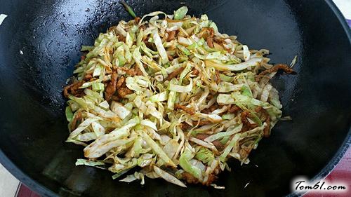 【肉丝卷心菜炒面】
