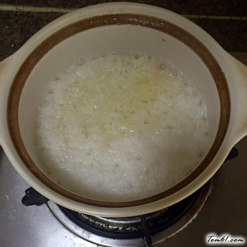 【滑鸡煲仔饭】