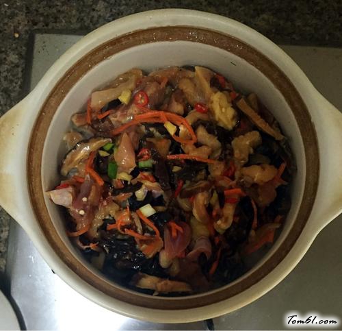 【滑鸡煲仔饭】
