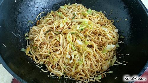 【肉丝卷心菜炒面】