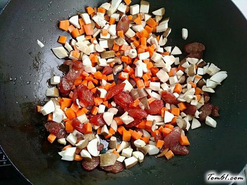 【香菇腊肠焖饭】