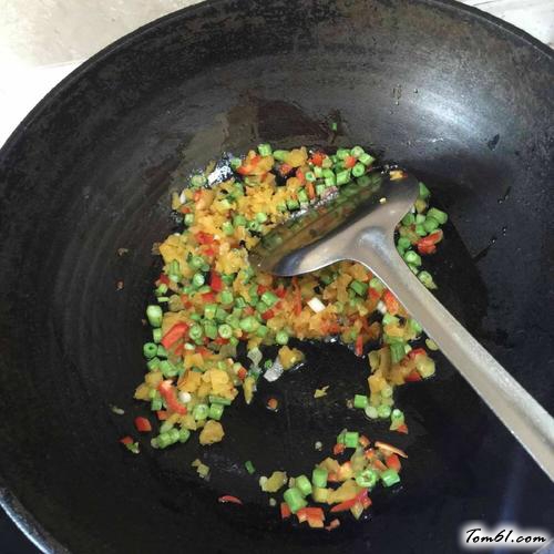 【香肠腊味煲仔饭】