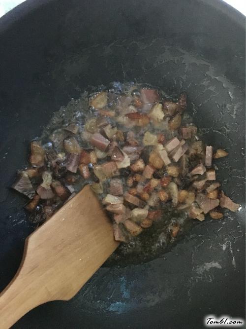 【土豆胡萝卜腊肉焖饭】