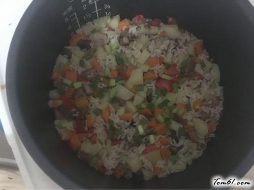 【土豆胡萝卜腊肉焖饭】