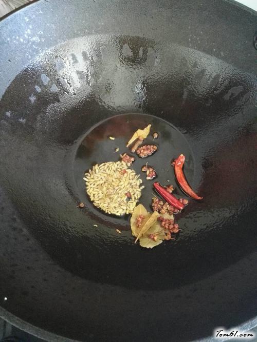 【排骨焖饭】
