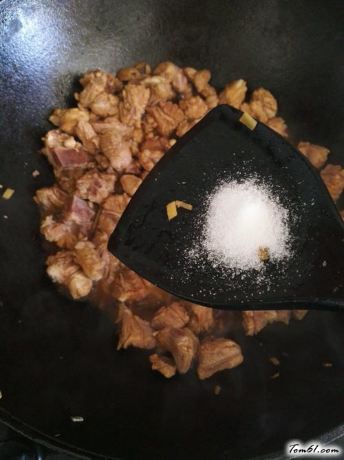 【排骨焖饭】