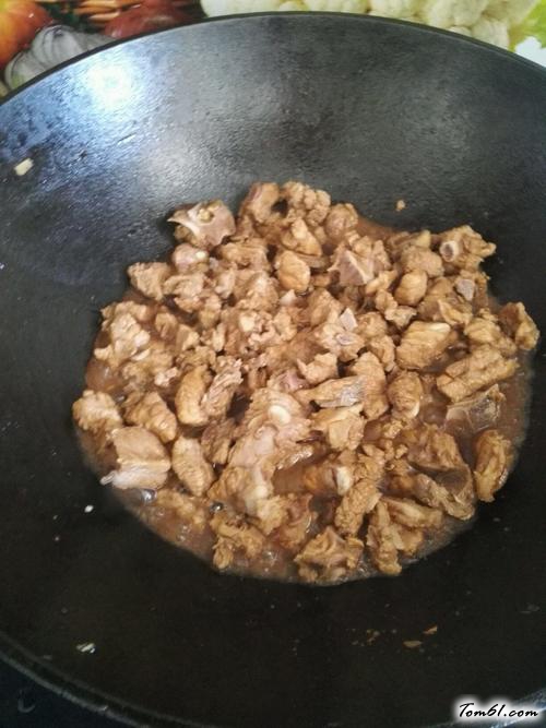【排骨焖饭】