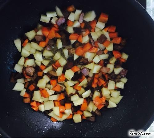 【土豆胡萝卜腊肉焖饭】