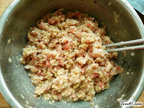 【玉米面酸菜猪肉包】