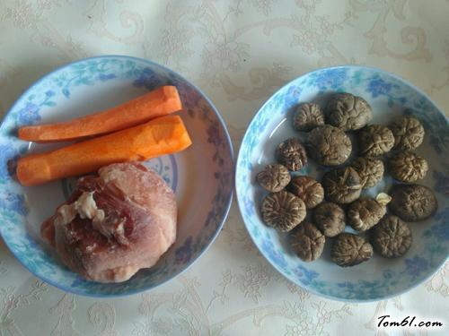 【香菇猪肉胡萝卜饺子】