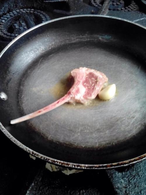 【法式煎羊排配白兰地烩彩椒牛肝菌汁】