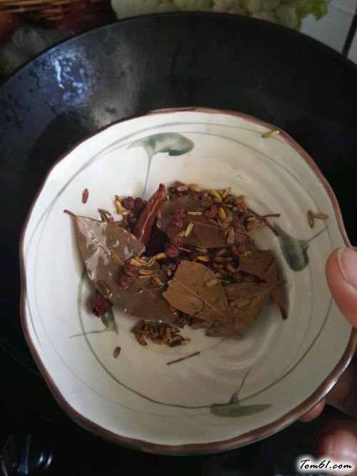 【排骨焖饭】