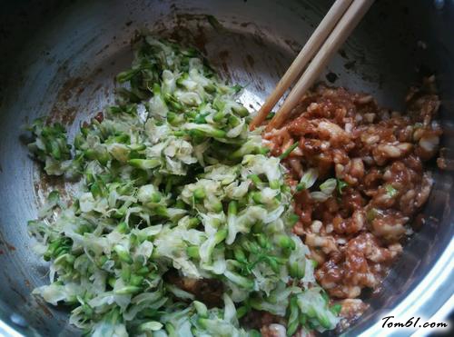 【槐花猪肉蒸包】