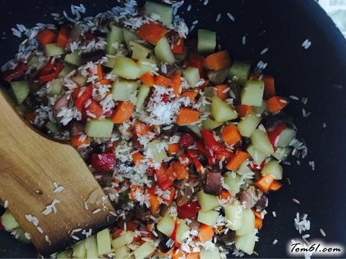 【土豆胡萝卜腊肉焖饭】