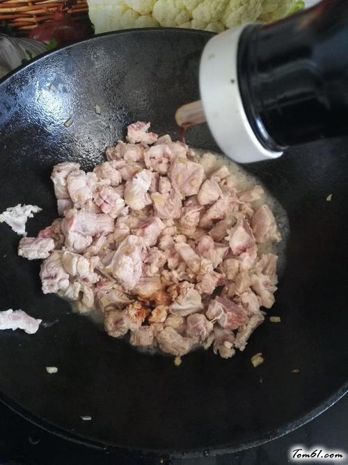 【排骨焖饭】