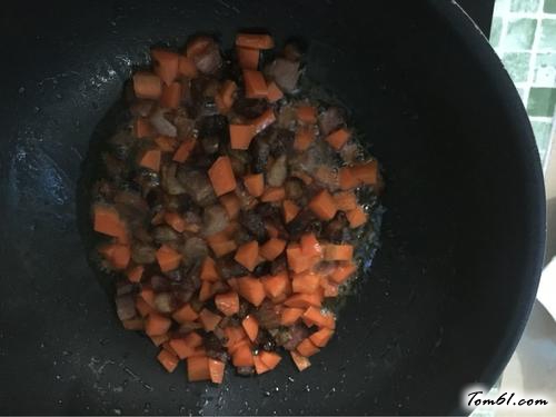 【土豆胡萝卜腊肉焖饭】